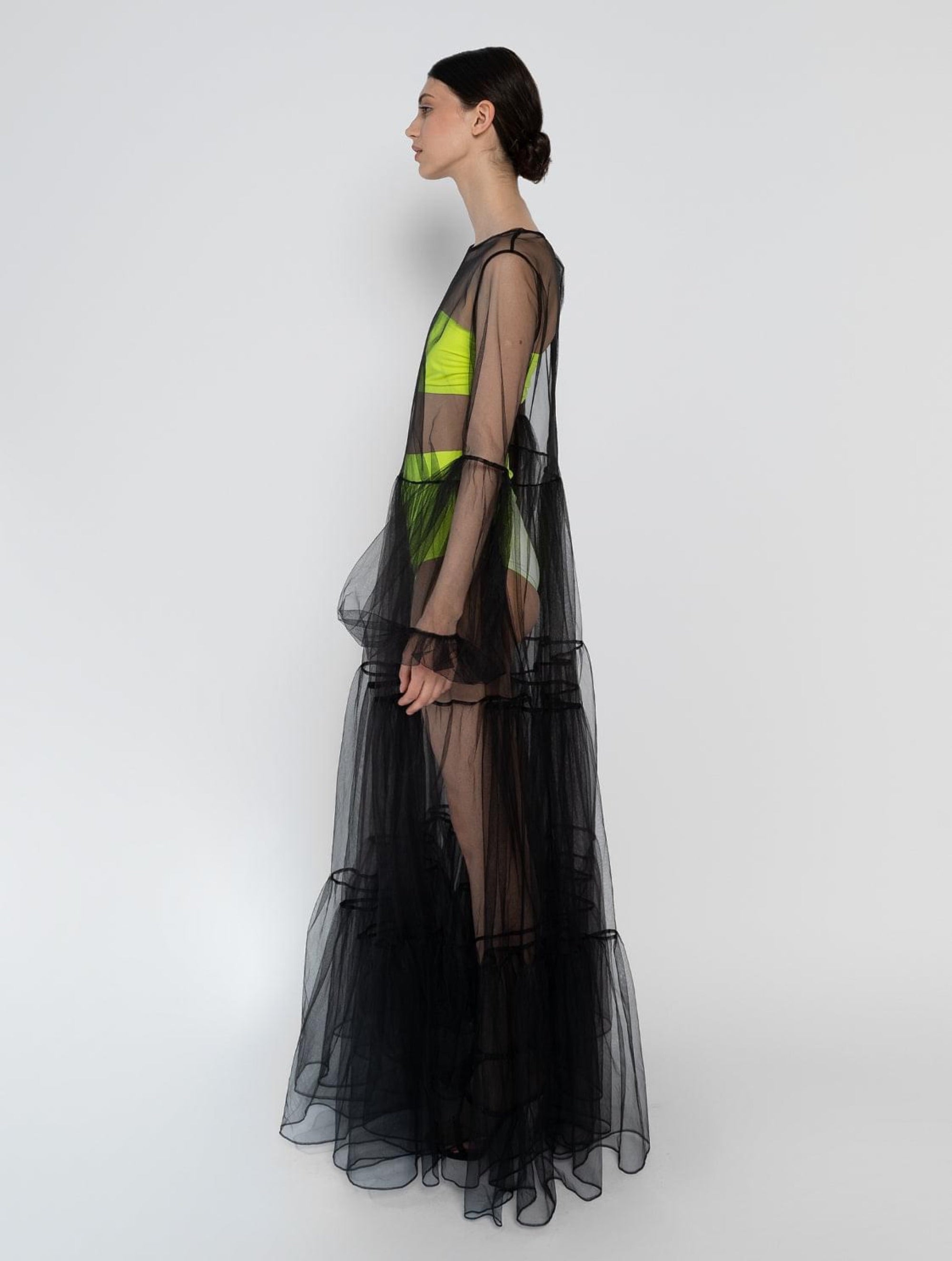 Schwarzes Maxikleid aus Tüll mit weitem Rock und Puffärmeln