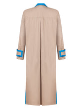 Leichter Revers-Maximantel aus beiger Baumwolle mit hellblauen Details, hohen Seitenschlitzen und breiten Ärmelriegeln