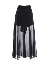 Bodenlanger Rock aus zarter Chiffonseide, seitlichen Schlitzen und einem verdeckten Reißverschluss