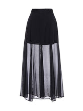 Bodenlanger Rock aus zarter Chiffonseide, seitlichen Schlitzen und einem verdeckten Reißverschluss