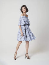 Midi-Kleid aus Premium-Baumwolle mit Carmen Ausschnitt und einem Gürtel auf der Rückseite zum Binden.