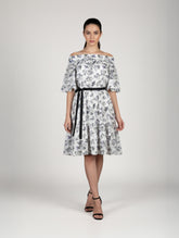 Midi-Kleid aus Premium-Baumwolle mit Carmen Ausschnitt und einem Gürtel auf der Rückseite zum Binden.