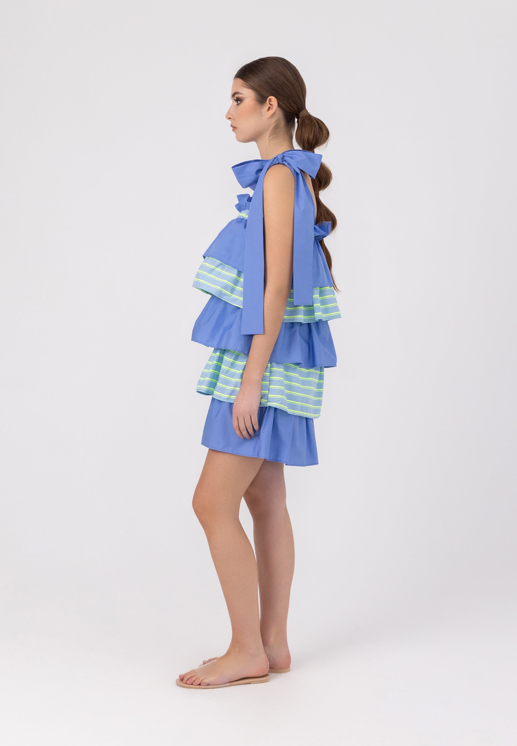 Vielseitiges und mehrreihiges Midi-Kleid aus Baumwolle in einzigartigem Design mit breiten Trägern