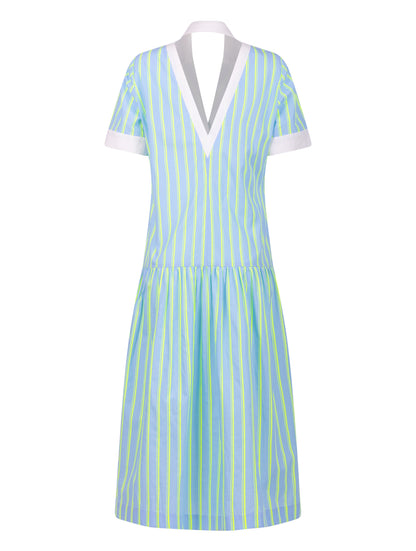 Gestreiftes Midikleid mit weiß abgesetzten Reverskragen, sowie Ärmelenden, raffiniertem Rückenausschnitt, verdeckter Knopfleiste, tragbar mit und ohne Gürtel aus weißer Baumwolle. Stoffe kommen aus dem Altbestand der Firma, daher nachhaltig.