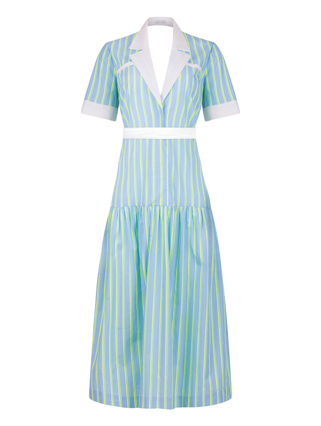 Gestreiftes Midikleid mit weiß abgesetzten Reverskragen, sowie Ärmelenden, raffiniertem Rückenausschnitt, verdeckter Knopfleiste, tragbar mit und ohne Gürtel aus weißer Baumwolle. Stoffe kommen aus dem Altbestand der Firma, daher nachhaltig.