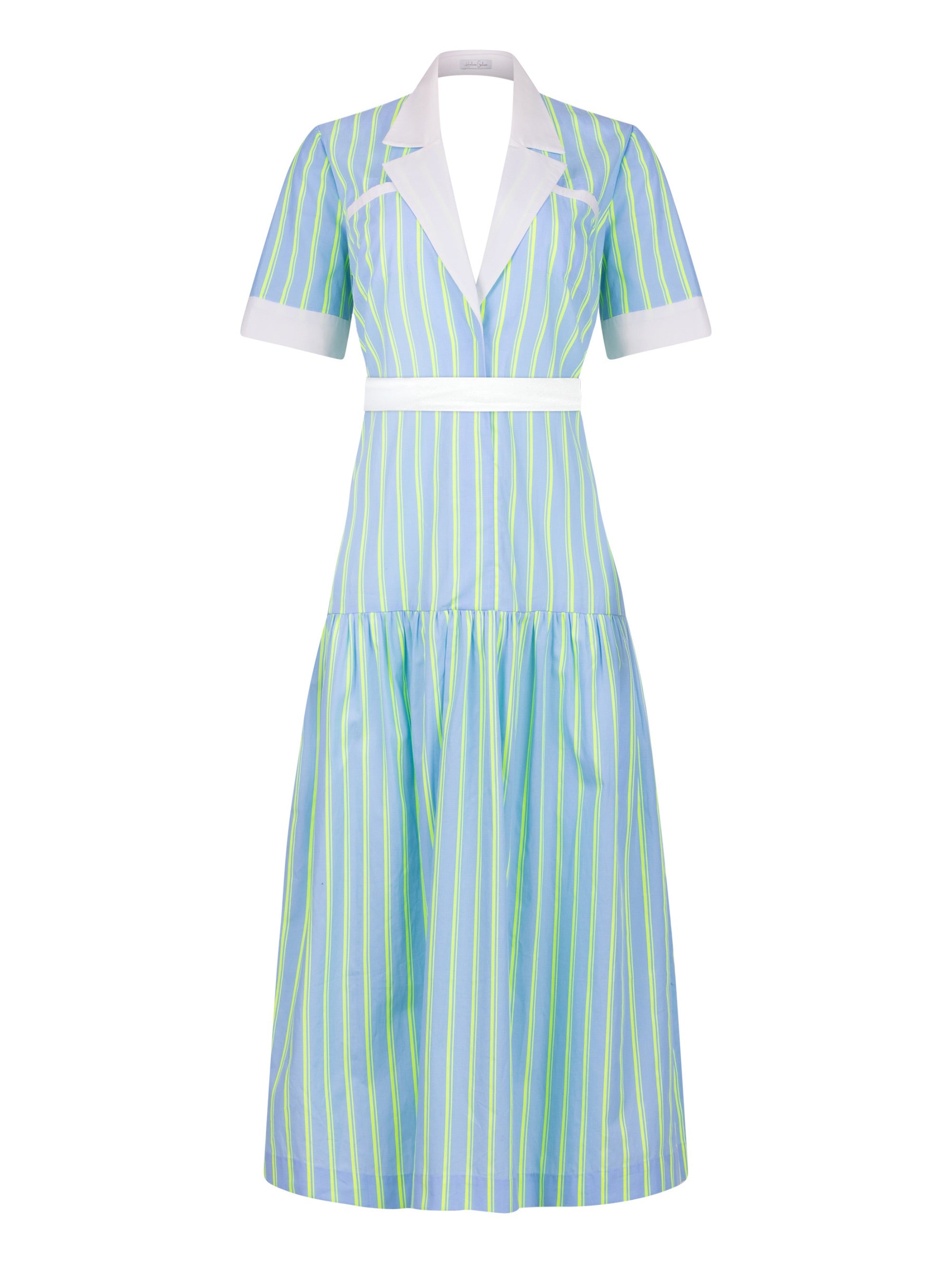 Gestreiftes Midikleid mit weiß abgesetzten Reverskragen, sowie Ärmelenden, raffiniertem Rückenausschnitt, verdeckter Knopfleiste, tragbar mit und ohne Gürtel aus weißer Baumwolle. Stoffe kommen aus dem Altbestand der Firma, daher nachhaltig.