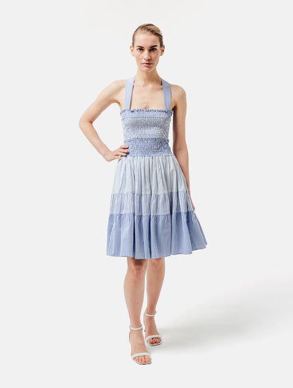 Ausgestelltes Midikleid, unterschiedlichen Stoffkomponenten mit elastischen Smocking im Oberteil, die breiten Träger können auf zwei unterschiedliche Weisen getragen werden, parallel oder überkreuzt durch 2 Köpfe auf der Rückseite.  Reborn, da aus Katarina gemacht.