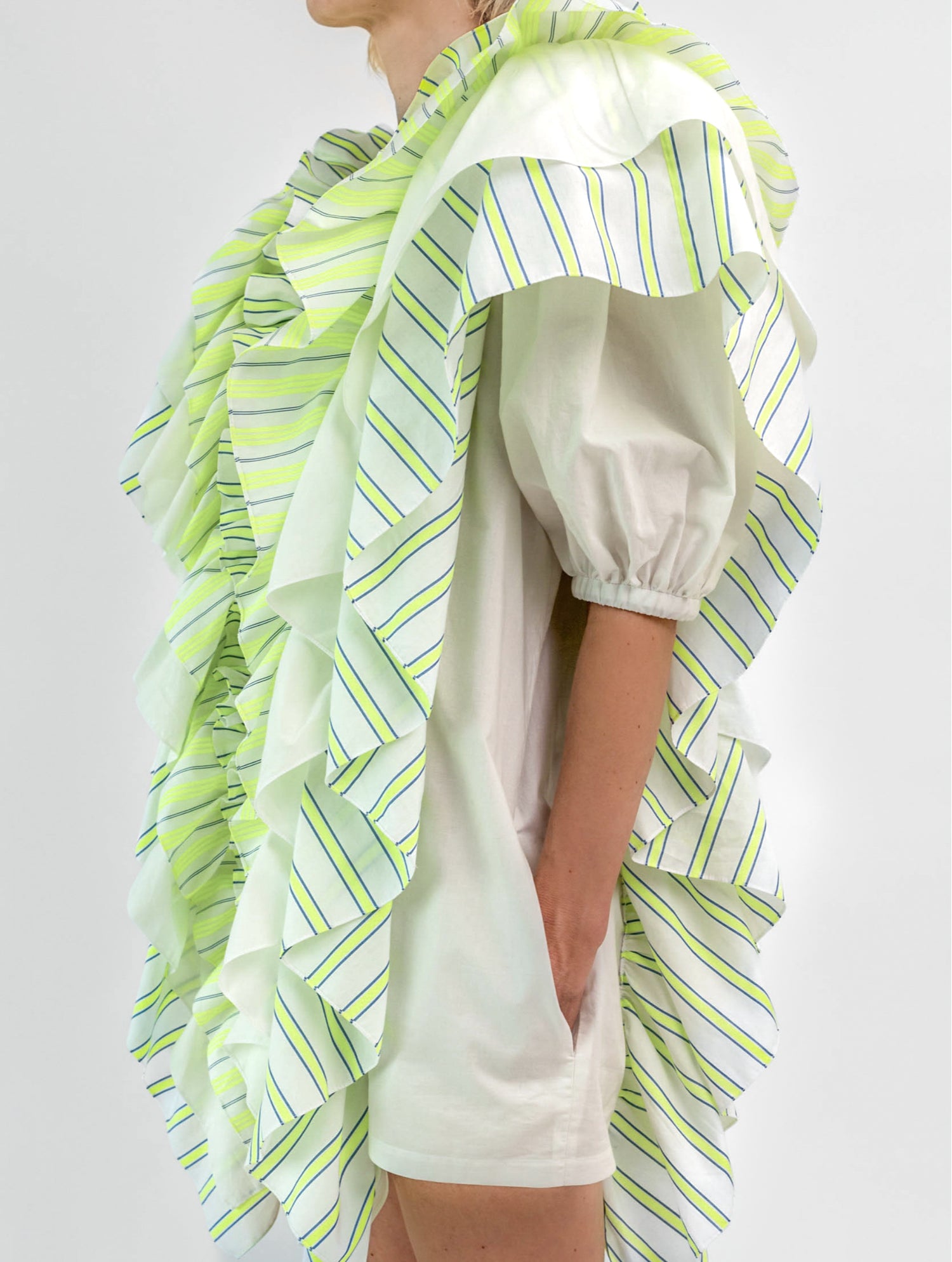 Hochgeschlossenes Minikleid mit breiten Volants aus Baumwolle entlang der Vorder- und Rückenteile für eine raffinierte Ästhetik.