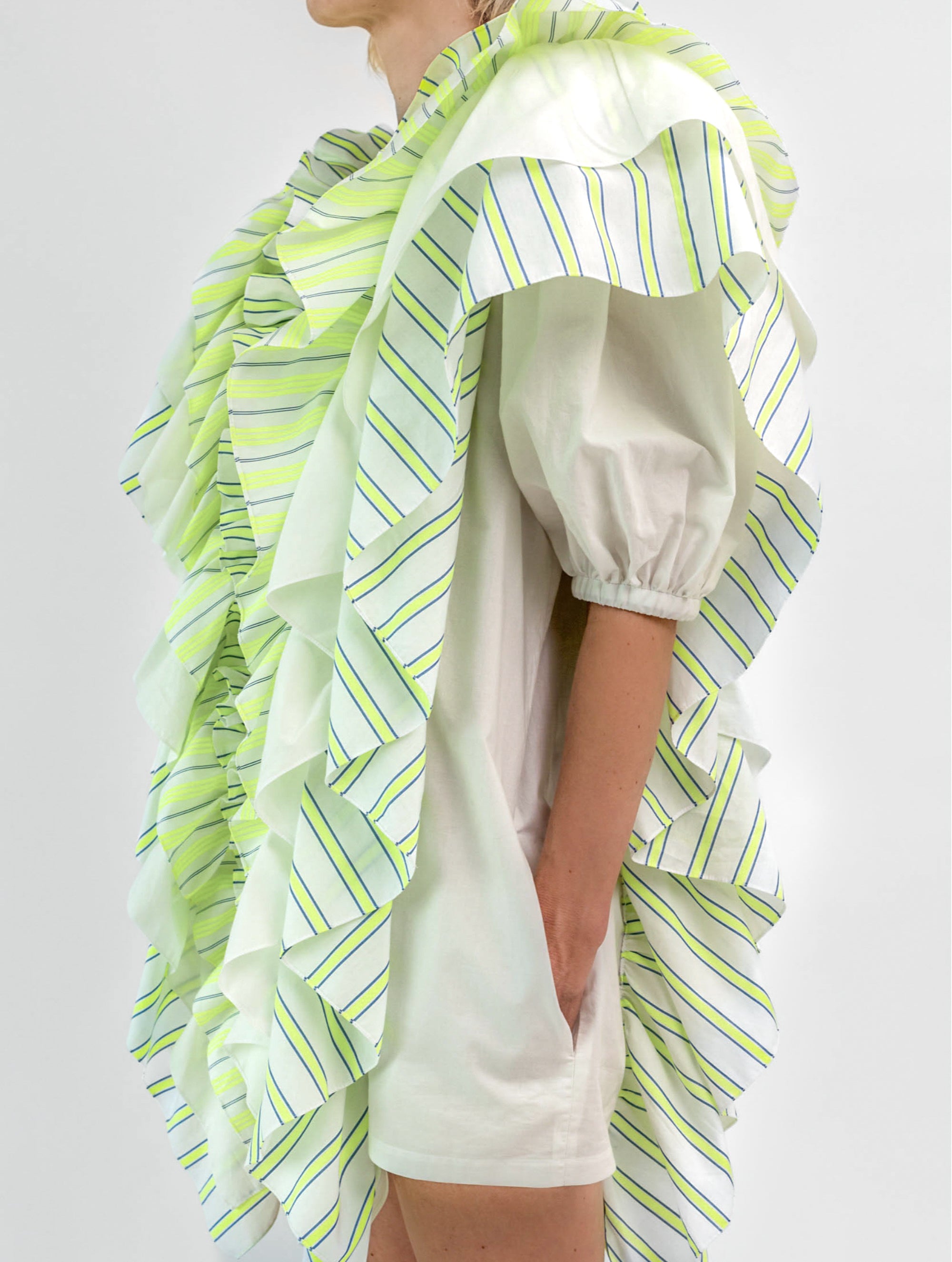 Hochgeschlossenes Minikleid mit breiten Volants aus Baumwolle entlang der Vorder- und Rückenteile für eine raffinierte Ästhetik.