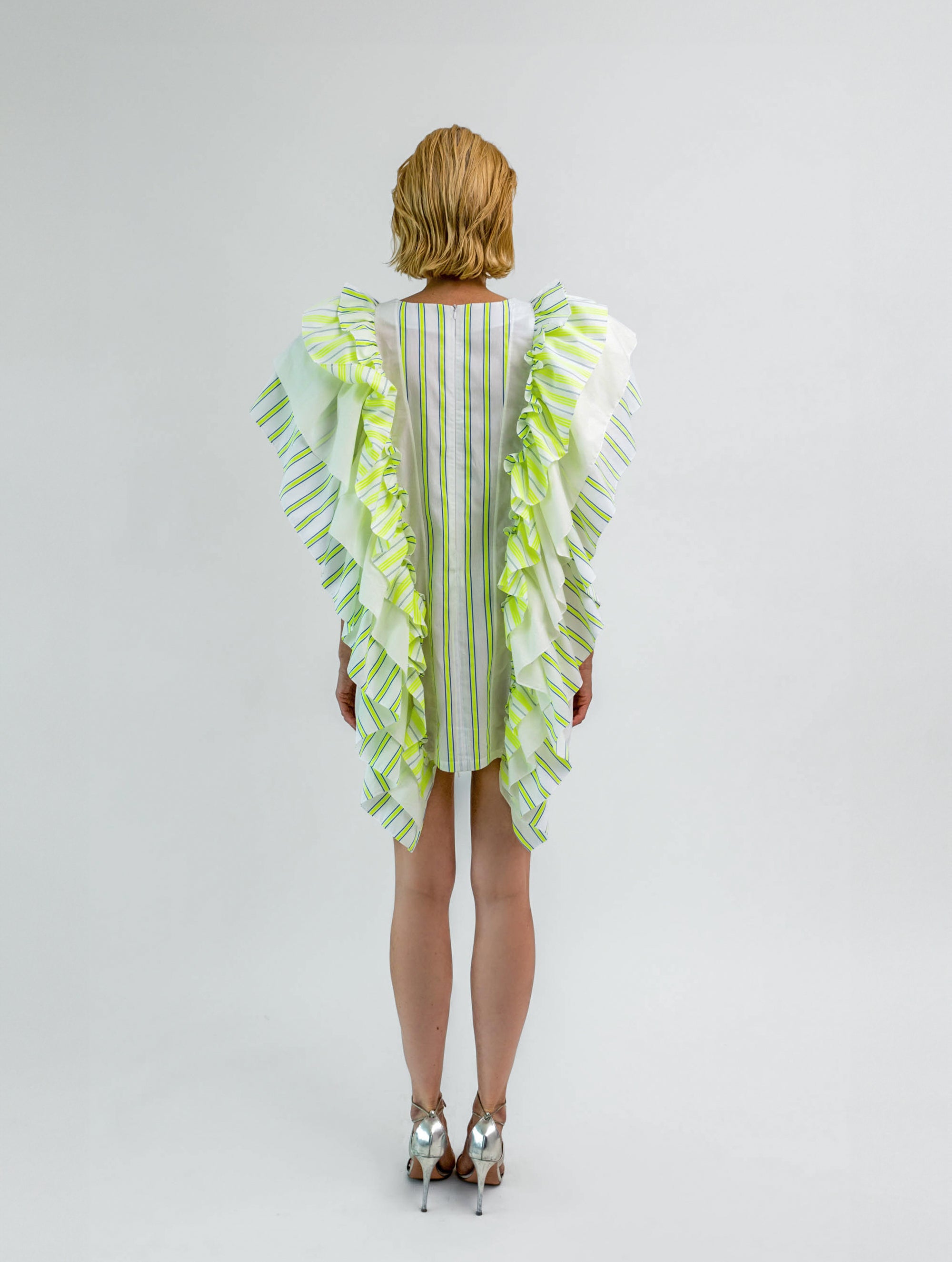 Hochgeschlossenes Minikleid mit breiten Volants aus Baumwolle entlang der Vorder- und Rückenteile für eine raffinierte Ästhetik