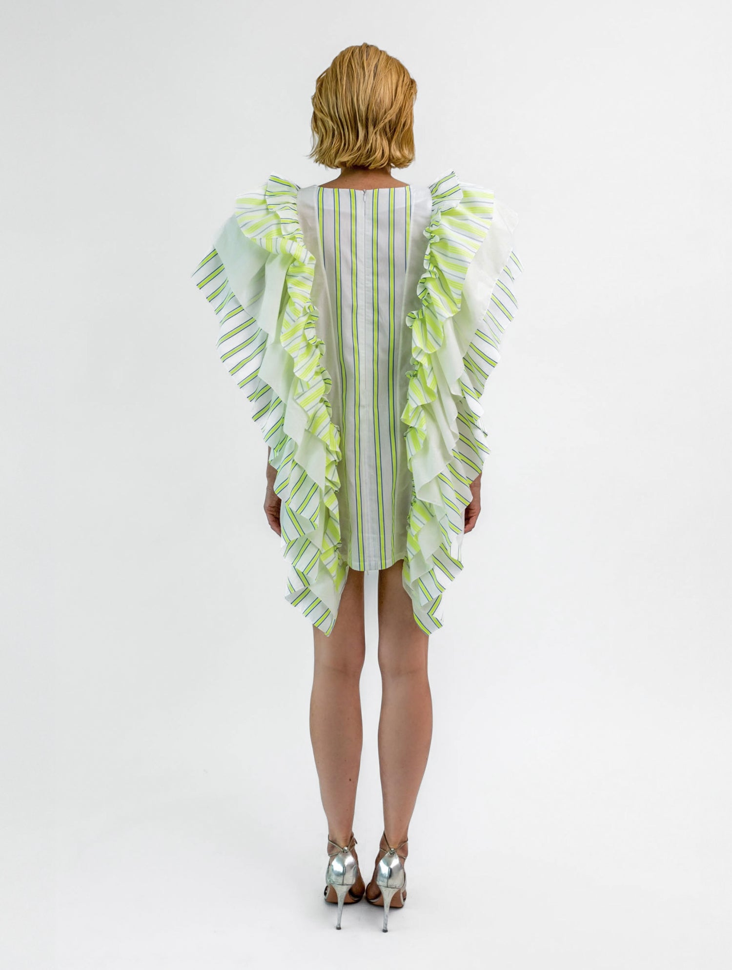Hochgeschlossenes Minikleid mit breiten Volants aus Baumwolle entlang der Vorder- und Rückenteile für eine raffinierte Ästhetik.