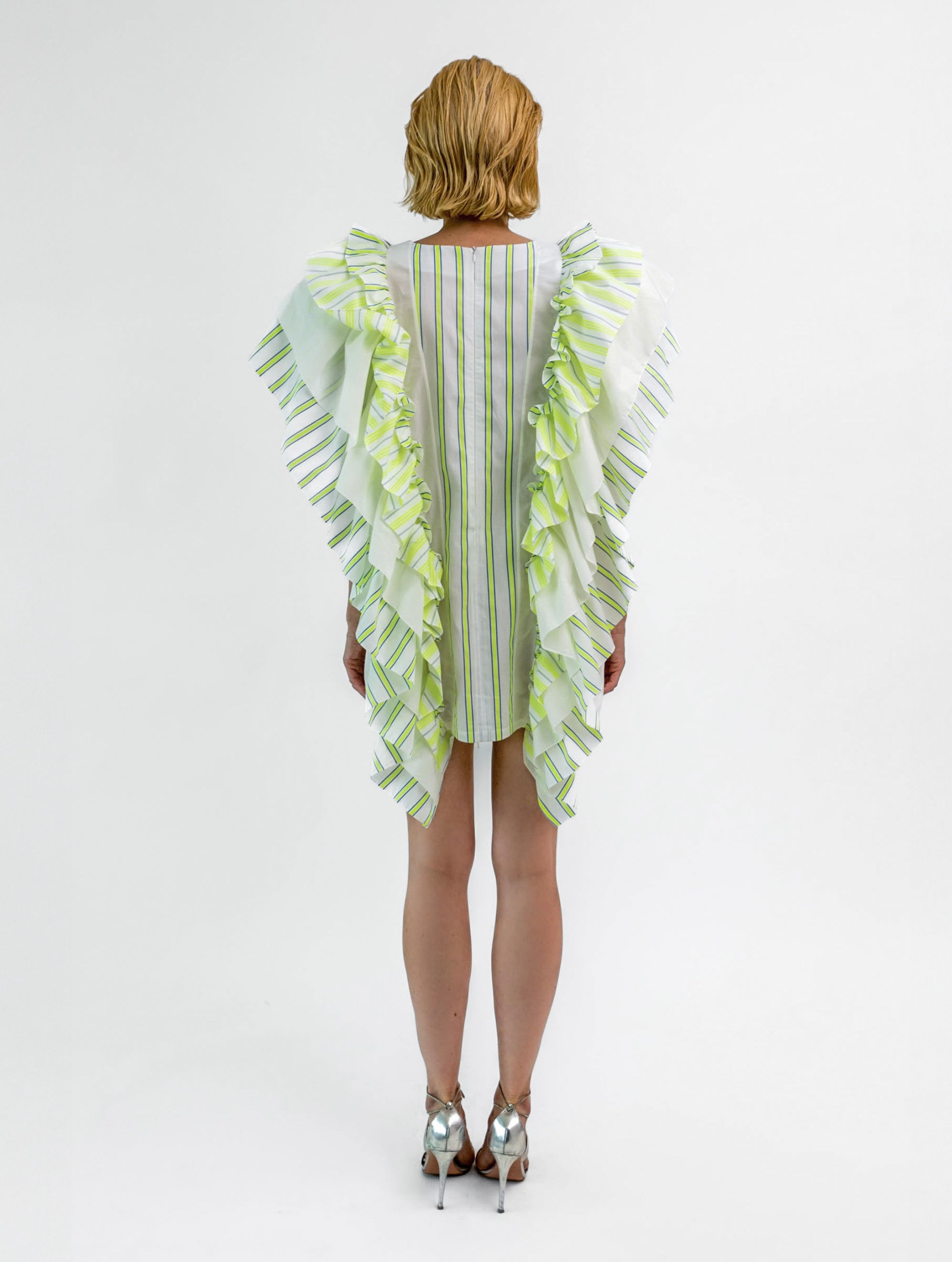 Hochgeschlossenes Minikleid mit breiten Volants aus Baumwolle entlang der Vorder- und Rückenteile für eine raffinierte Ästhetik.