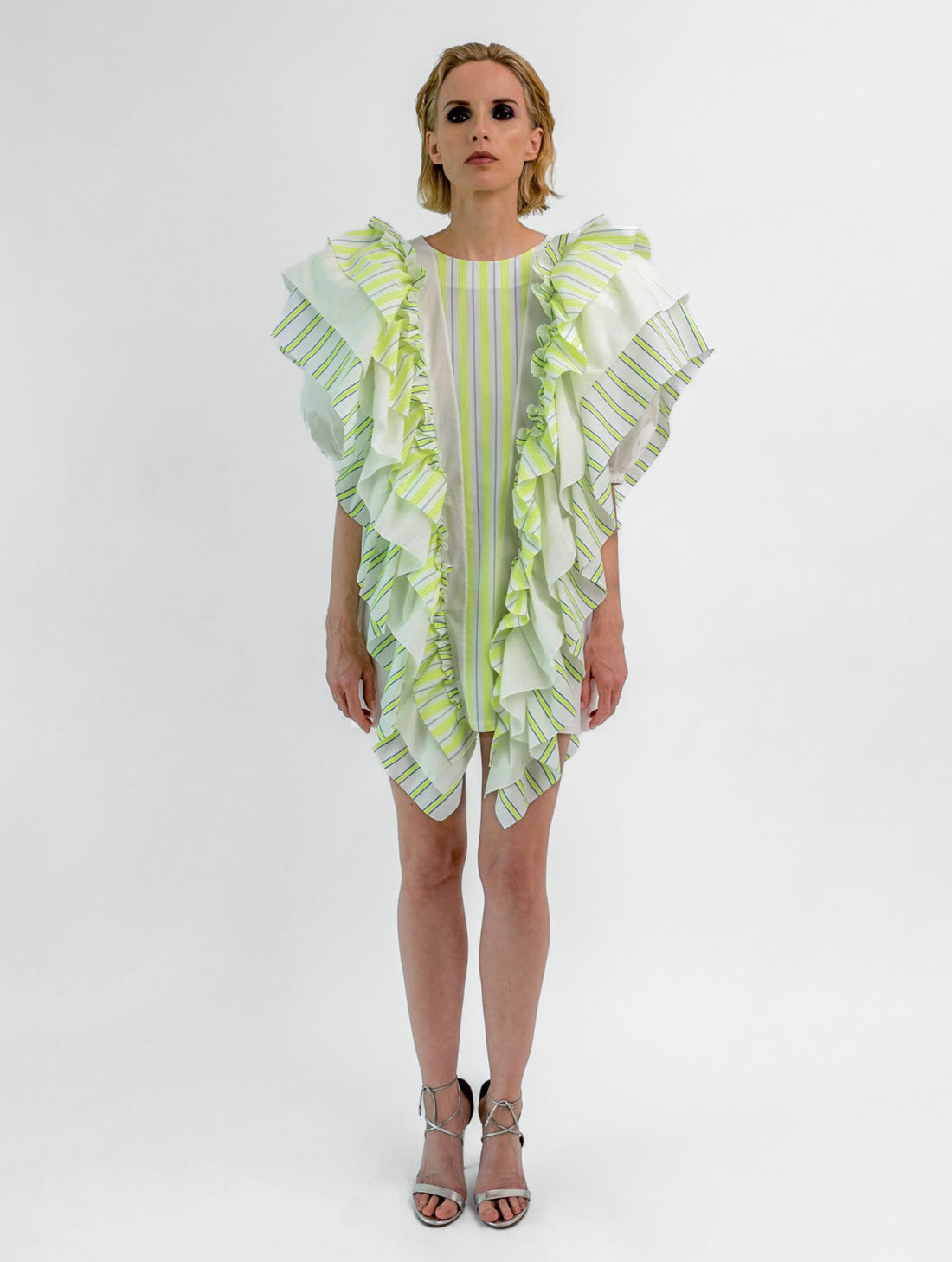 Hochgeschlossenes Minikleid mit breiten Volants aus Baumwolle entlang der Vorder- und Rückenteile für eine raffinierte Ästhetik.