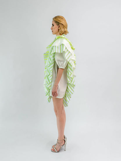 Hochgeschlossenes Minikleid mit breiten Volants aus Baumwolle entlang der Vorder- und Rückenteile für eine raffinierte Ästhetik