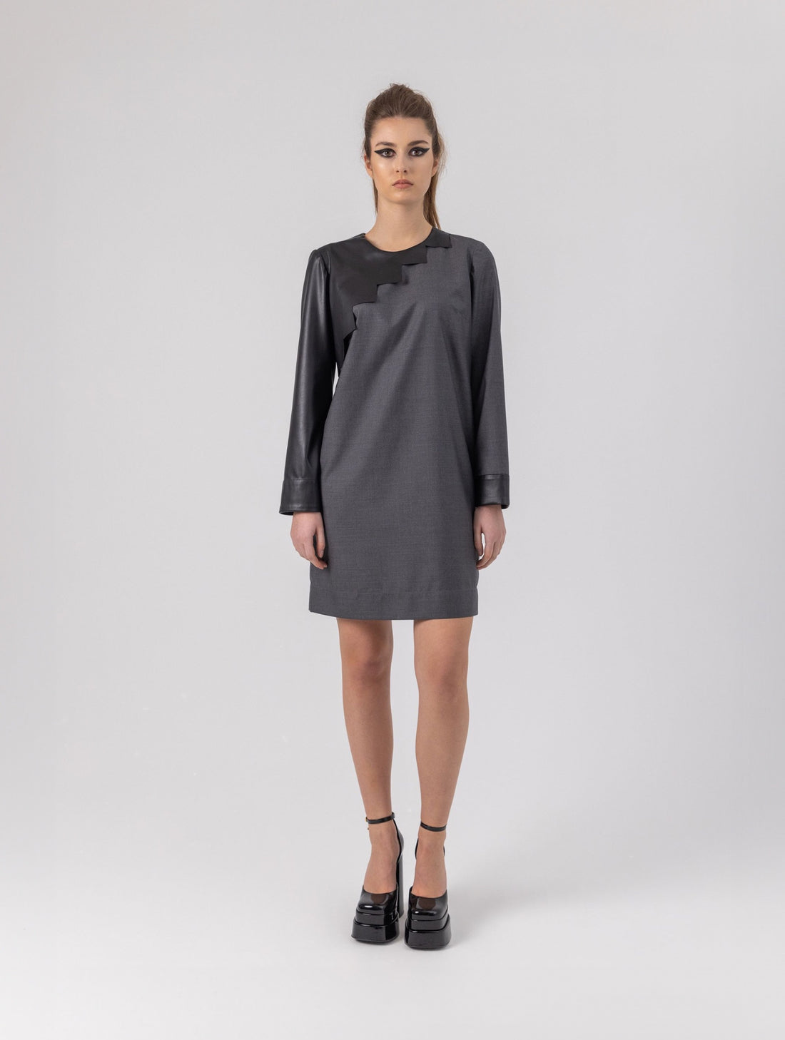 Locker geschnittenes Minikleid aus einem Woll-Seiden-Mix mit schwarzen Ärmeln aus veganem Leder und Details an der Schulter sowie am Bündchen. Reißverschluss auf dem Rücken.   Dieses Modell ist Teil unserer REBORN-Kollektion und steht für unsere &quot;Zero-Waste-Politik&quot;. 