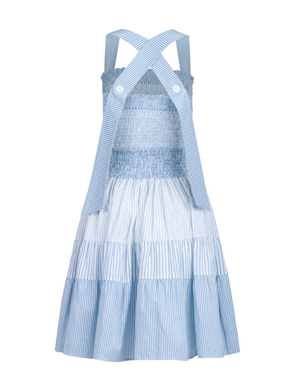 Ausgestelltes Midikleid, unterschiedlichen Stoffkomponenten mit elastischen Smocking im Oberteil, die breiten Träger können auf zwei unterschiedliche Weisen getragen werden, parallel oder überkreuzt durch 2 Köpfe auf der Rückseite.  Reborn, da aus Katarina gemacht.