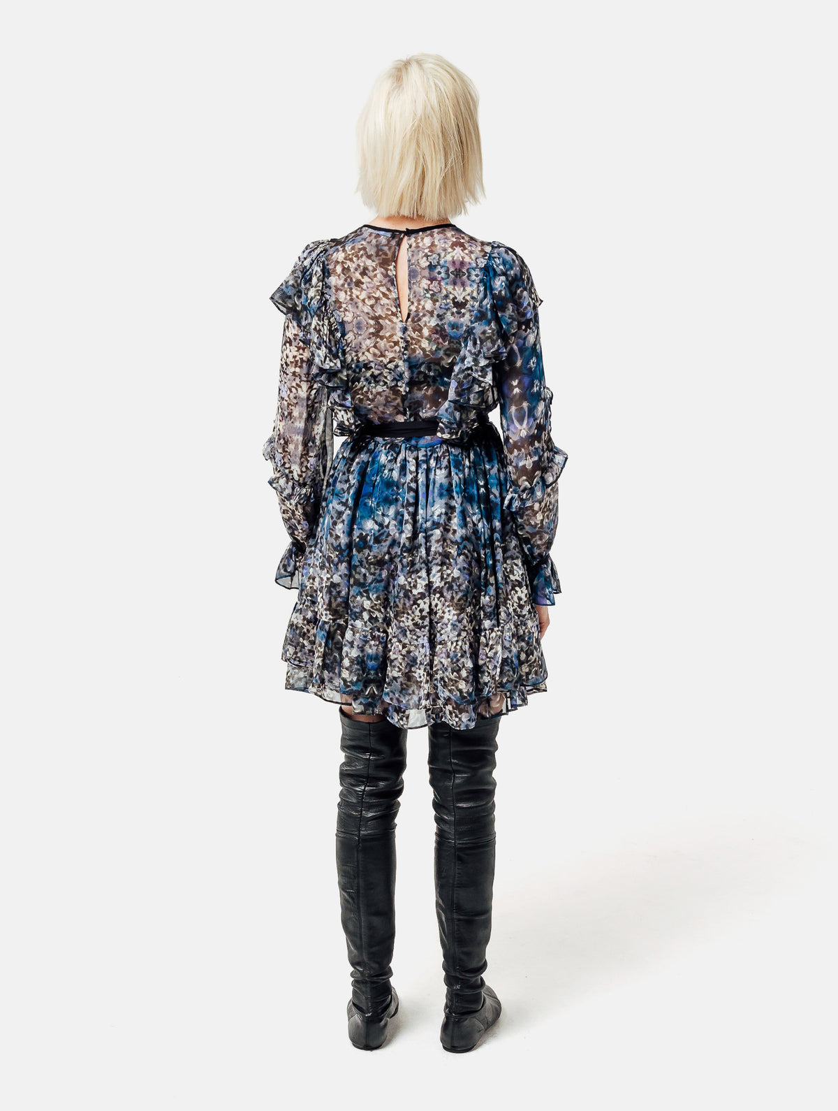 Locker geschnittenes Minikleid aus bedruckter Chiffonseide mit Hortensienblumenmuster mit Volants an den Schultern und Ärmeln, sowie am Saumende. Tragbar mit farblich abgesetztem Gürtel aus schwarzer Chiffonseide. 
