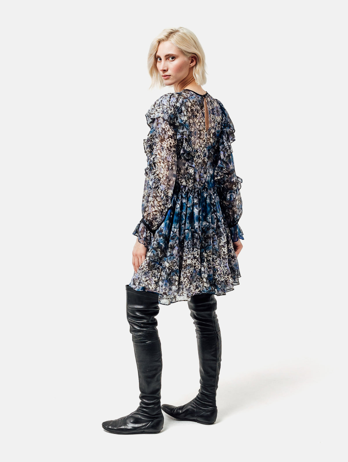 Locker geschnittenes Minikleid aus bedruckter Chiffonseide mit Hortensienblumenmuster mit Volants an den Schultern und Ärmeln, sowie am Saumende. Tragbar mit farblich abgesetztem Gürtel aus schwarzer Chiffonseide. 