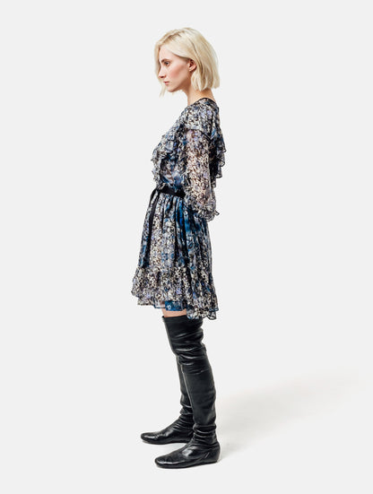 Locker geschnittenes Minikleid aus bedruckter Chiffonseide mit Hortensienblumenmuster mit Volants an den Schultern und Ärmeln, sowie am Saumende. Tragbar mit farblich abgesetztem Gürtel aus schwarzer Chiffonseide. 