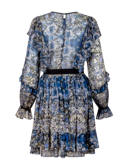 Locker geschnittenes Minikleid aus bedruckter Chiffonseide mit Hortensienblumenmuster mit Volants an den Schultern und Ärmeln, sowie am Saumende. Tragbar mit farblich abgesetztem Gürtel aus schwarzer Chiffonseide. 