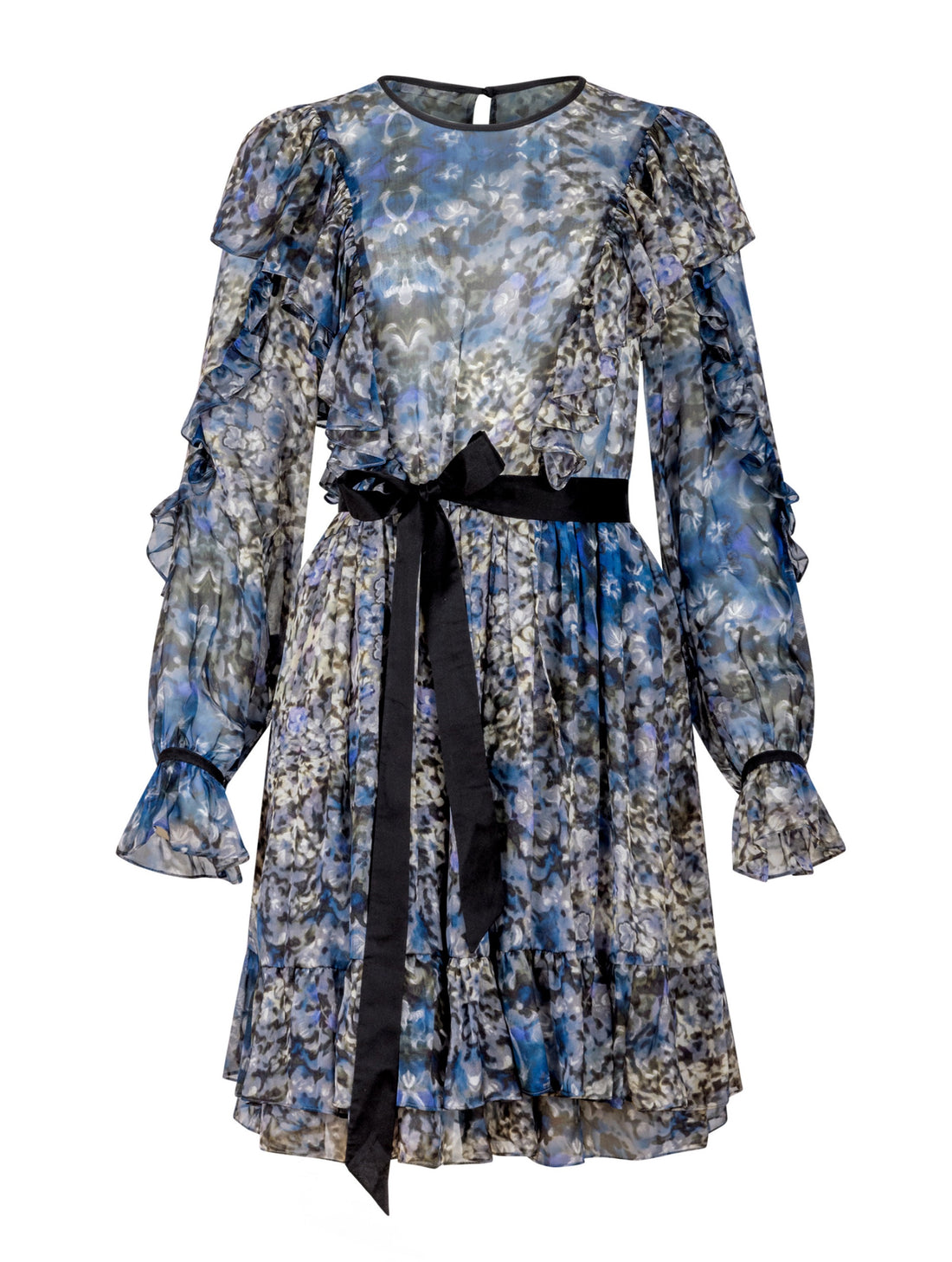 Locker geschnittenes Minikleid aus bedruckter Chiffonseide mit Hortensienblumenmuster mit Volants an den Schultern und Ärmeln, sowie am Saumende. Tragbar mit farblich abgesetztem Gürtel aus schwarzer Chiffonseide. 