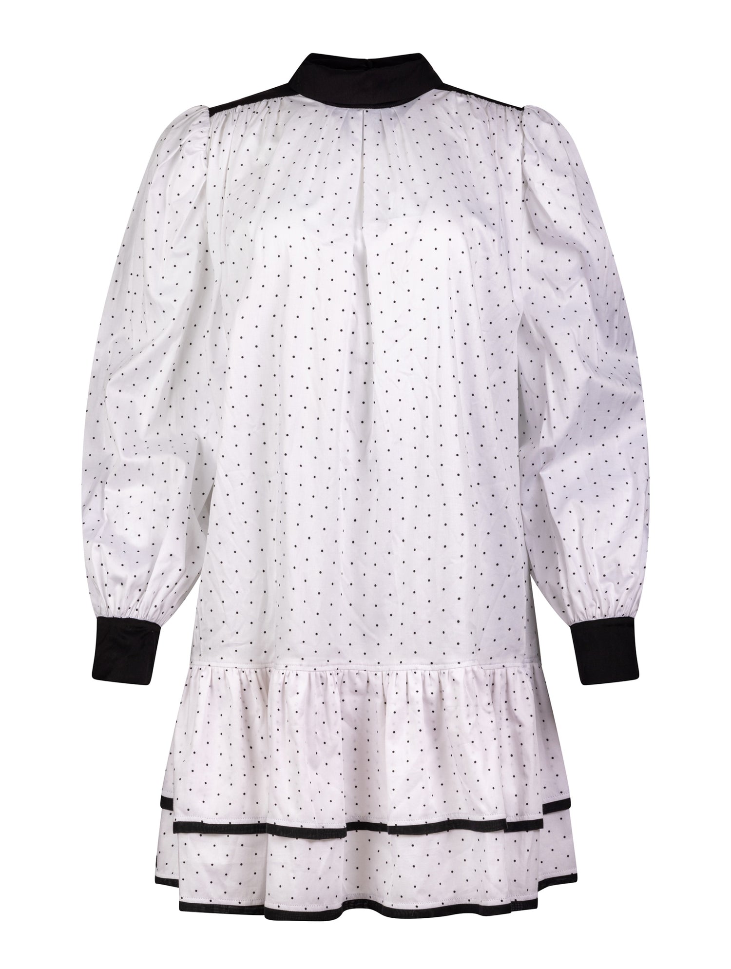 Grade geschnittenes Minikleid aus gepunkteter Baumwolle mit farblich abgesetzten Kragen und Manschetten aus schwarzer Chiffonseide, sowie doppelten Volantssaum. 