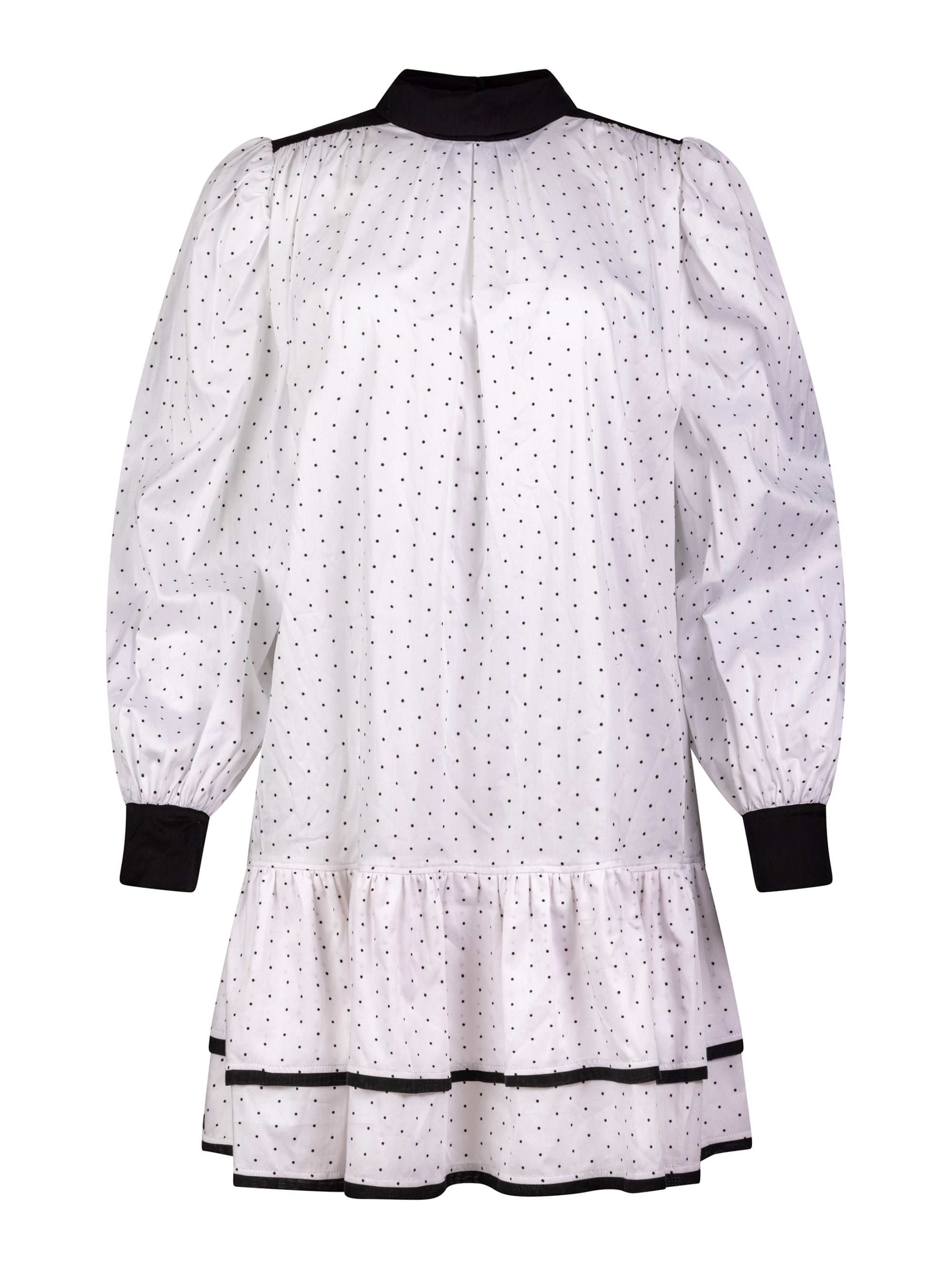 Grade geschnittenes Minikleid aus gepunkteter Baumwolle mit farblich abgesetzten Kragen und Manschetten aus schwarzer Chiffonseide, sowie doppelten Volantssaum. 