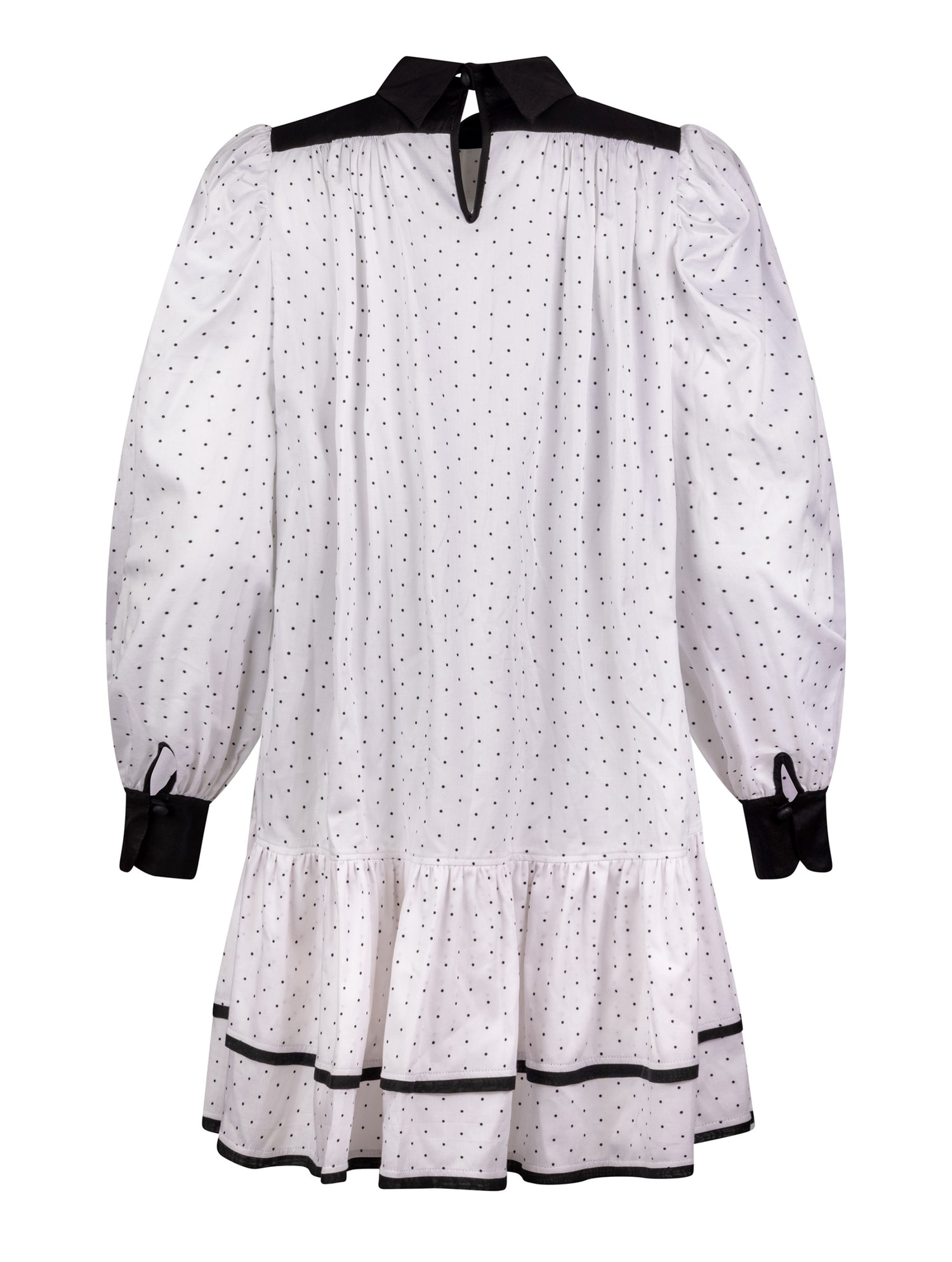 Grade geschnittenes Minikleid aus gepunkteter Baumwolle mit farblich abgesetzten Kragen und Manschetten aus schwarzer Chiffonseide, sowie doppelten Volantssaum. 