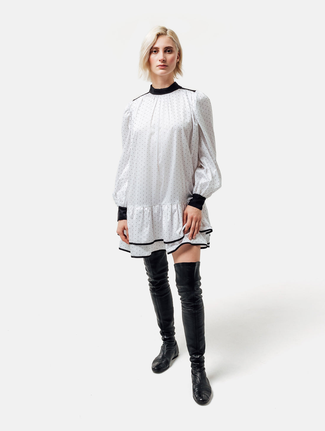 Grade geschnittenes Minikleid aus gepunkteter Baumwolle mit farblich abgesetzten Kragen und Manschetten aus schwarzer Chiffonseide, sowie doppelten Volantssaum.