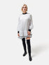 Grade geschnittenes Minikleid aus gepunkteter Baumwolle mit farblich abgesetzten Kragen und Manschetten aus schwarzer Chiffonseide, sowie doppelten Volantssaum.