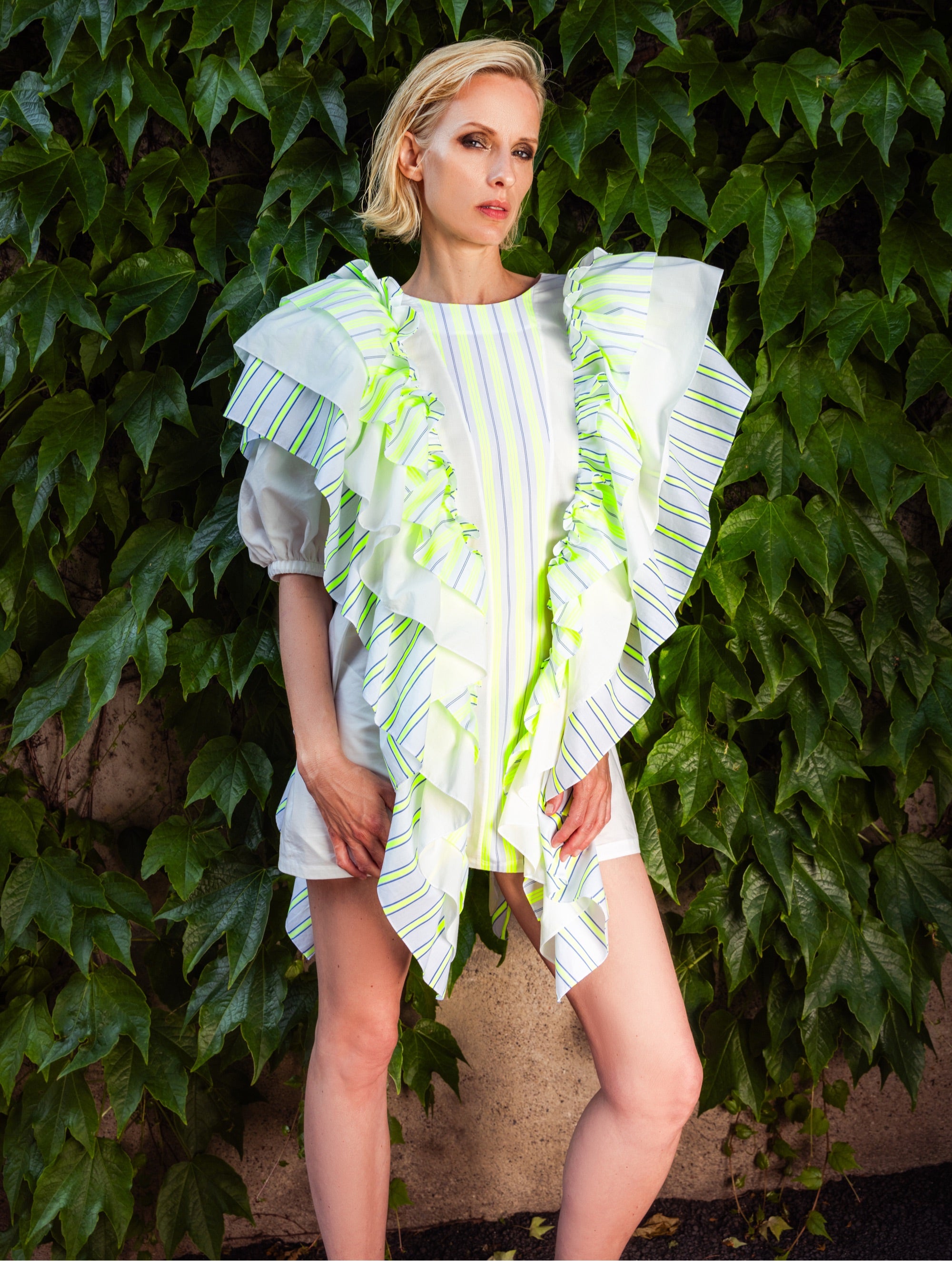 Hochgeschlossenes Minikleid mit breiten Volants aus Baumwolle entlang der Vorder- und Rückenteile für eine raffinierte Ästhetik.