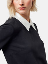 Locker geschnittenes Minikleid mit abnehmbarem Kragen und abnehmbaren Manschetten aus weißer Baumwolle. Reißverschluss auf dem Rücken.