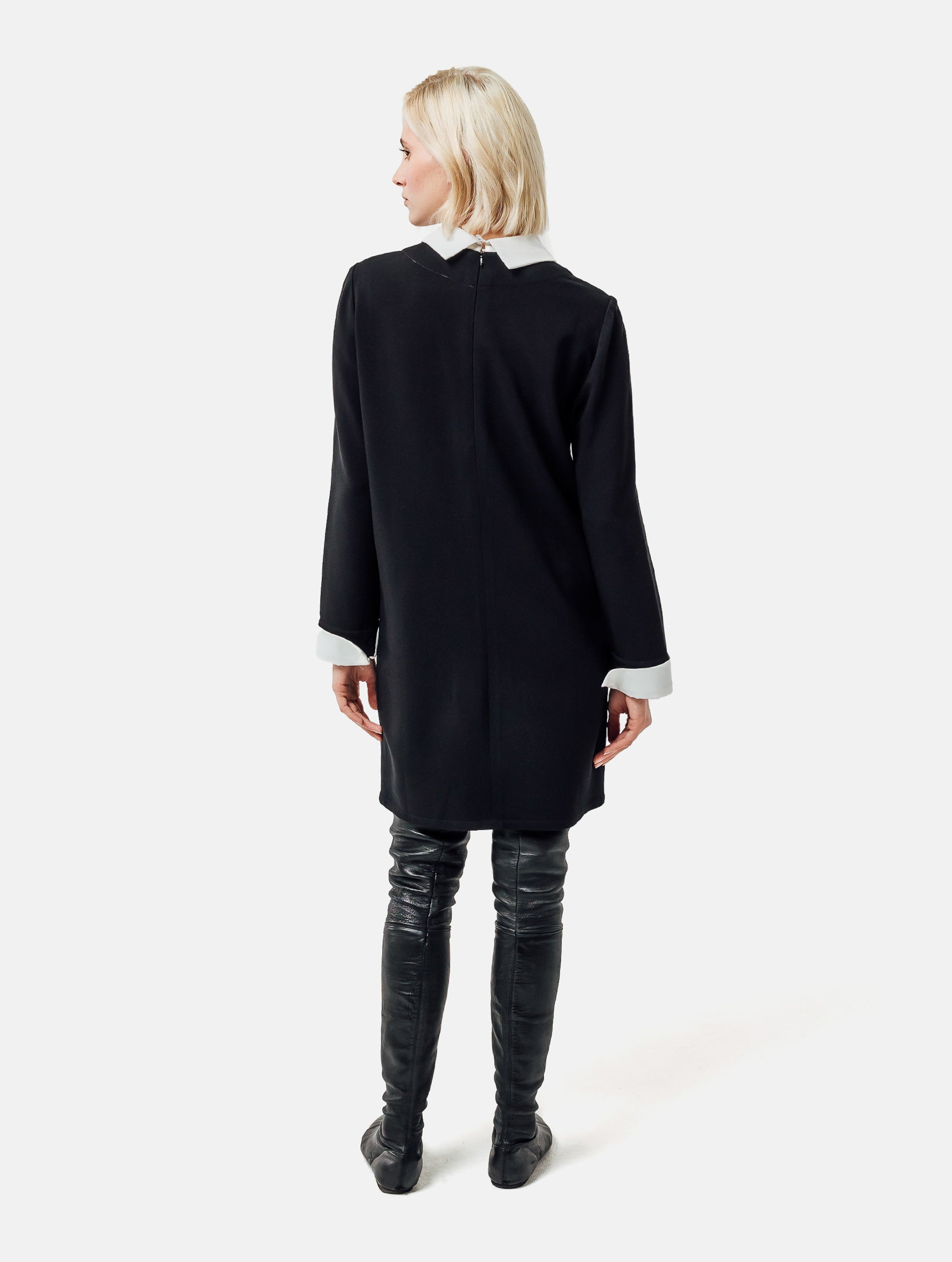 Locker geschnittenes Minikleid mit abnehmbarem Kragen und abnehmbaren Manschetten aus weißer Baumwolle. Reißverschluss auf dem Rücken.