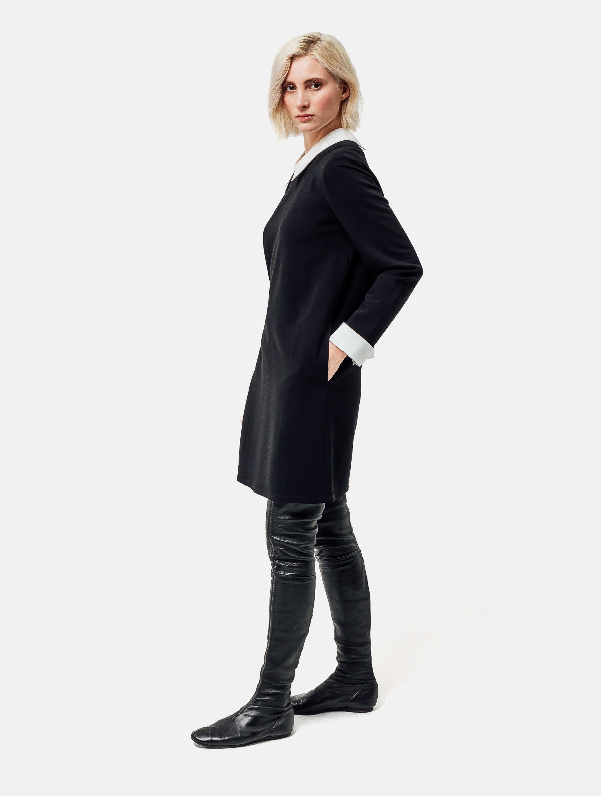 Locker geschnittenes Minikleid mit abnehmbarem Kragen und abnehmbaren Manschetten aus weißer Baumwolle. Reißverschluss auf dem Rücken.