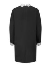 Locker geschnittenes Minikleid mit abnehmbarem Kragen und abnehmbaren Manschetten aus weißer Baumwolle. Reißverschluss auf dem Rücken.