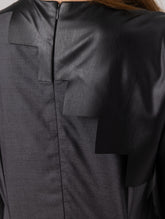 Locker geschnittenes Minikleid aus einem Woll-Seiden-Mix mit schwarzen Ärmeln aus veganem Leder und Details an der Schulter sowie am Bündchen. Reißverschluss auf dem Rücken.   Dieses Modell ist Teil unserer REBORN-Kollektion und steht für unsere "Zero-Waste-Politik".  