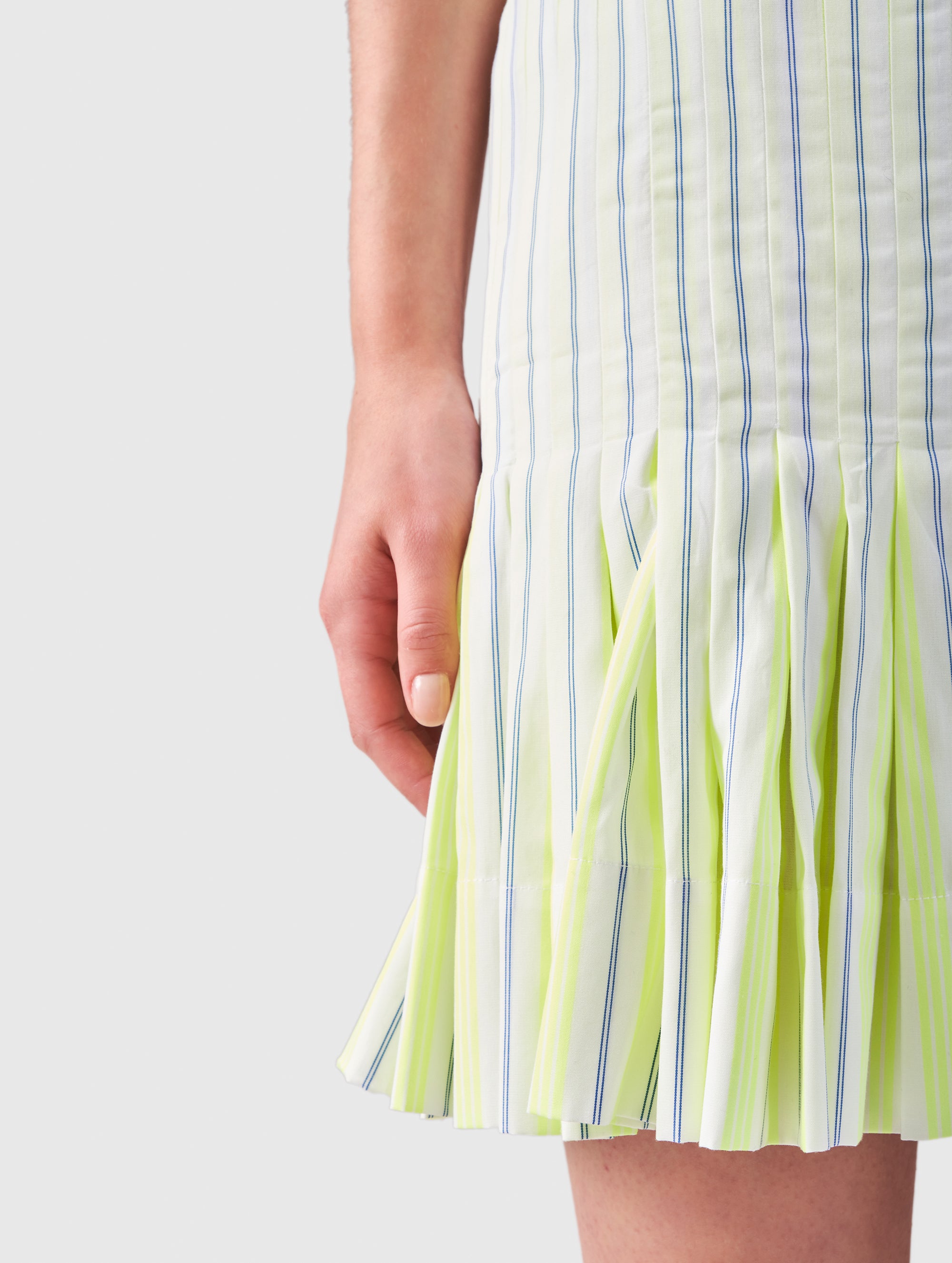 Gestreifter Minirock mit einem eleganten Gürtel aus in Falten gelegter Baumwolle besticht durch seinen vielseitig kombinierbaren Look