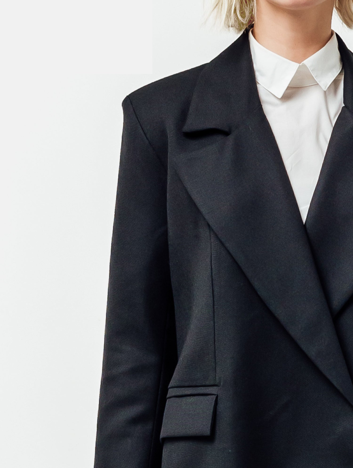 Oversize-Blazer mit breitem Revers, großen Schulterpolstern und überschnittenen Ärmeln sowie zwei Seitenschlitzen auf der Rückseite. Dieses Modell ist Teil unserer REBORN-Kollektion und steht für unsere &quot;Zero-Waste-Politik&quot;.