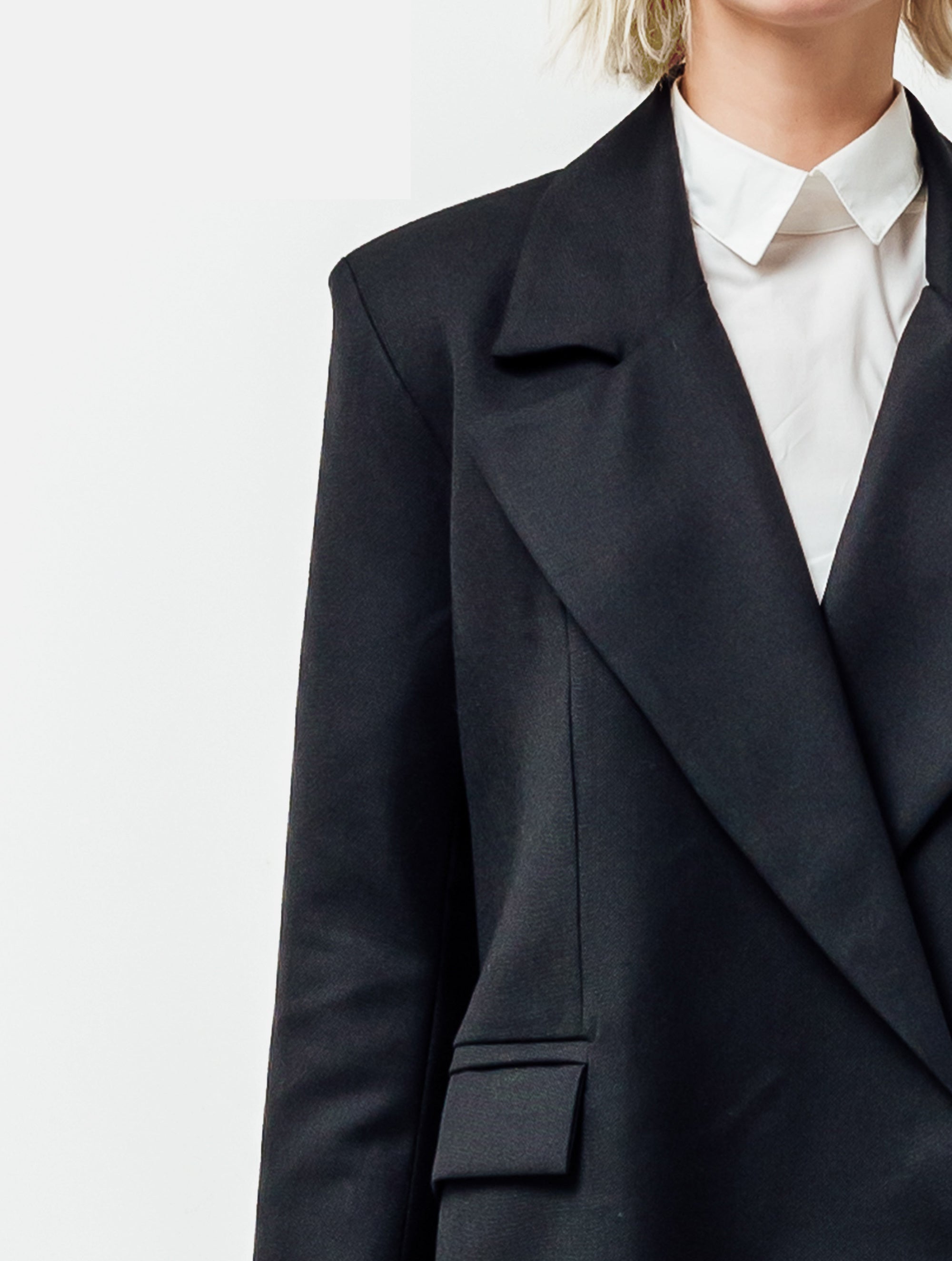 Oversize-Blazer mit breitem Revers, großen Schulterpolstern und überschnittenen Ärmeln sowie zwei Seitenschlitzen auf der Rückseite. Dieses Modell ist Teil unserer REBORN-Kollektion und steht für unsere &quot;Zero-Waste-Politik&quot;.