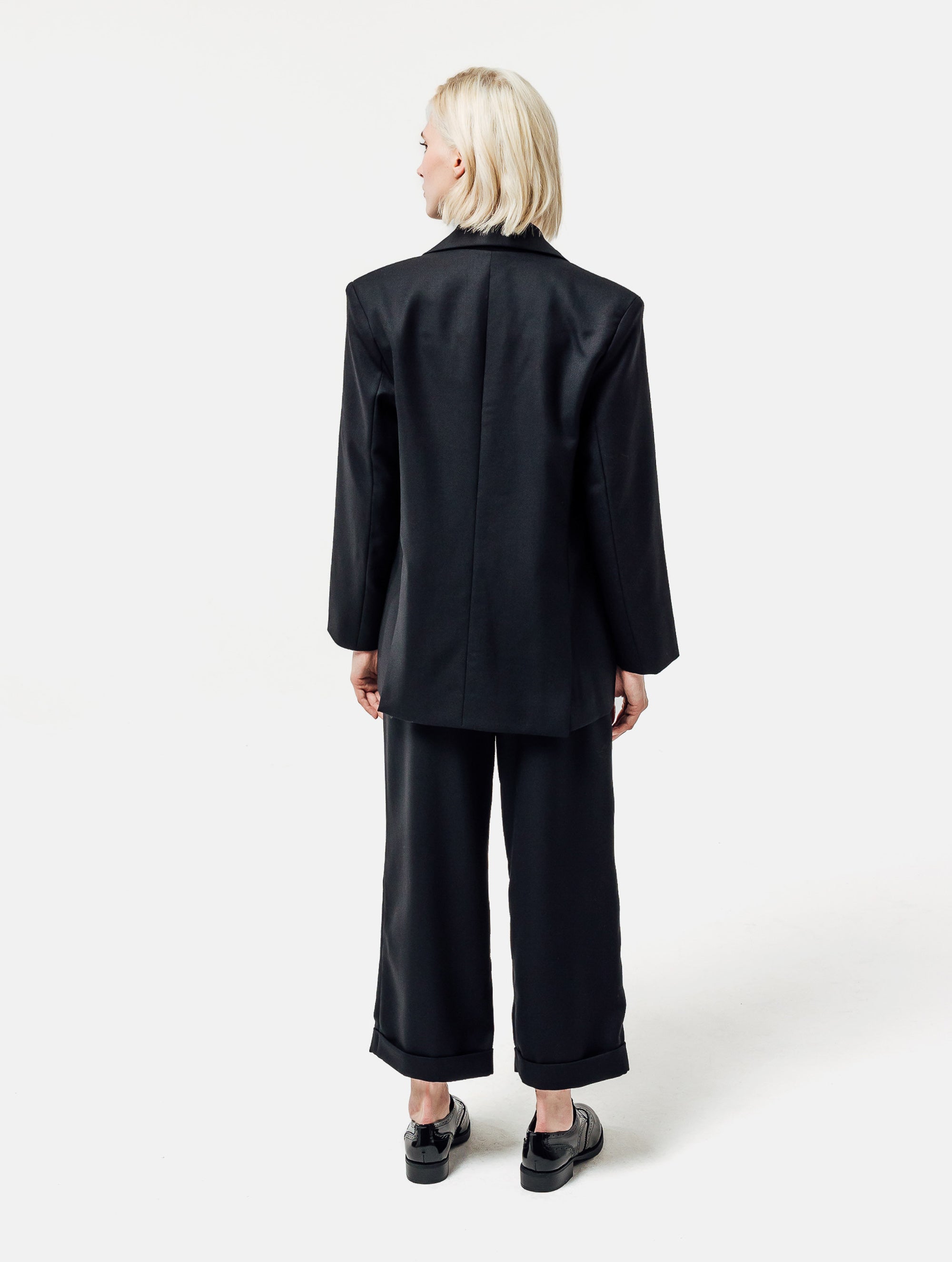 Oversize-Blazer mit breitem Revers, großen Schulterpolstern und überschnittenen Ärmeln sowie zwei Seitenschlitzen auf der Rückseite. Dieses Modell ist Teil unserer REBORN-Kollektion und steht für unsere &quot;Zero-Waste-Politik&quot;.