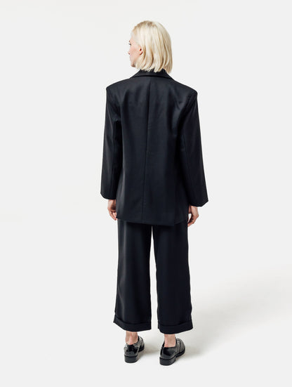 Oversize-Blazer mit breitem Revers, großen Schulterpolstern und überschnittenen Ärmeln sowie zwei Seitenschlitzen auf der Rückseite. Dieses Modell ist Teil unserer REBORN-Kollektion und steht für unsere &quot;Zero-Waste-Politik&quot;.
