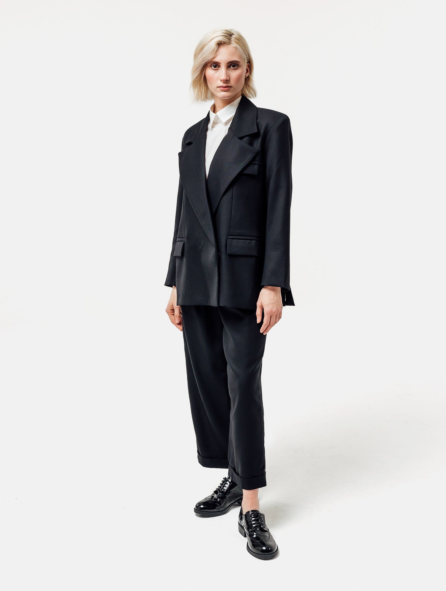 Oversize-Blazer mit breitem Revers, großen Schulterpolstern und überschnittenen Ärmeln sowie zwei Seitenschlitzen auf der Rückseite. Dieses Modell ist Teil unserer REBORN-Kollektion und steht für unsere &quot;Zero-Waste-Politik&quot;.