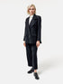Oversize-Blazer mit breitem Revers, großen Schulterpolstern und überschnittenen Ärmeln sowie zwei Seitenschlitzen auf der Rückseite. Dieses Modell ist Teil unserer REBORN-Kollektion und steht für unsere "Zero-Waste-Politik".