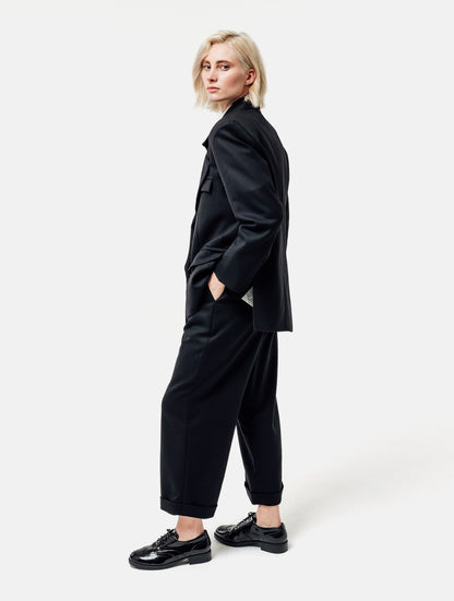 Oversize-Blazer mit breitem Revers, großen Schulterpolstern und überschnittenen Ärmeln sowie zwei Seitenschlitzen auf der Rückseite. Dieses Modell ist Teil unserer REBORN-Kollektion und steht für unsere &quot;Zero-Waste-Politik&quot;.