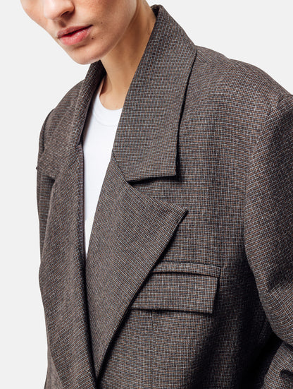 Oversize-Blazer mit breitem Revers, großen Schulterpolstern und überschnittenen Ärmeln sowie zwei Seitenschlitzen auf der Rückseite. Dieses Modell ist Teil unserer REBORN-Linie und steht für unsere "Zero-Waste-Politik", da mit Stoff aus Altbestand gefertigt.