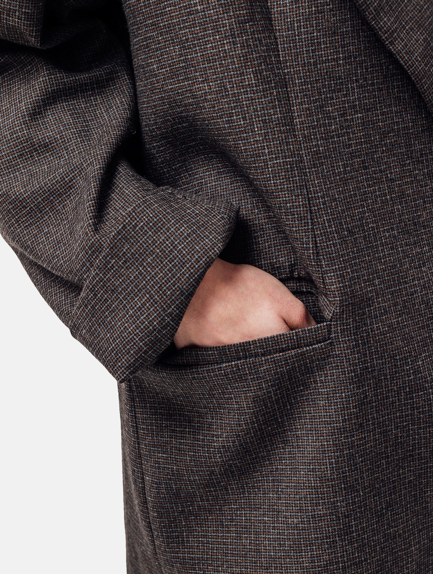 Oversize-Blazer mit breitem Revers, großen Schulterpolstern und überschnittenen Ärmeln sowie zwei Seitenschlitzen auf der Rückseite. Dieses Modell ist Teil unserer REBORN-Linie und steht für unsere "Zero-Waste-Politik", da mit Stoff aus Altbestand gefertigt.