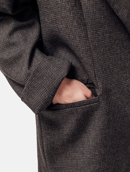 Oversize-Blazer mit breitem Revers, großen Schulterpolstern und überschnittenen Ärmeln sowie zwei Seitenschlitzen auf der Rückseite. Dieses Modell ist Teil unserer REBORN-Linie und steht für unsere "Zero-Waste-Politik", da mit Stoff aus Altbestand gefertigt.