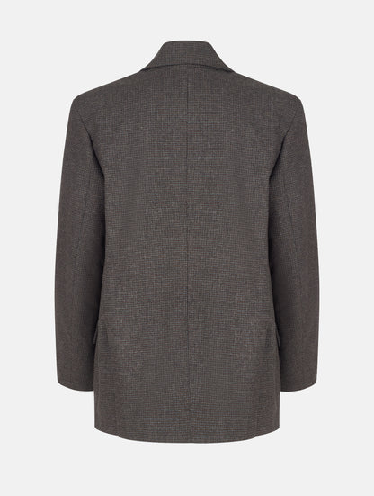 Oversize-Blazer mit breitem Revers, großen Schulterpolstern und überschnittenen Ärmeln sowie zwei Seitenschlitzen auf der Rückseite. Dieses Modell ist Teil unserer REBORN-Linie und steht für unsere "Zero-Waste-Politik", da mit Stoff aus Altbestand gefertigt.