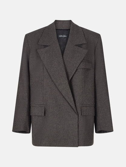 Oversize-Blazer mit breitem Revers, großen Schulterpolstern und überschnittenen Ärmeln sowie zwei Seitenschlitzen auf der Rückseite. Dieses Modell ist Teil unserer REBORN-Linie und steht für unsere "Zero-Waste-Politik", da mit Stoff aus Altbestand gefertigt.