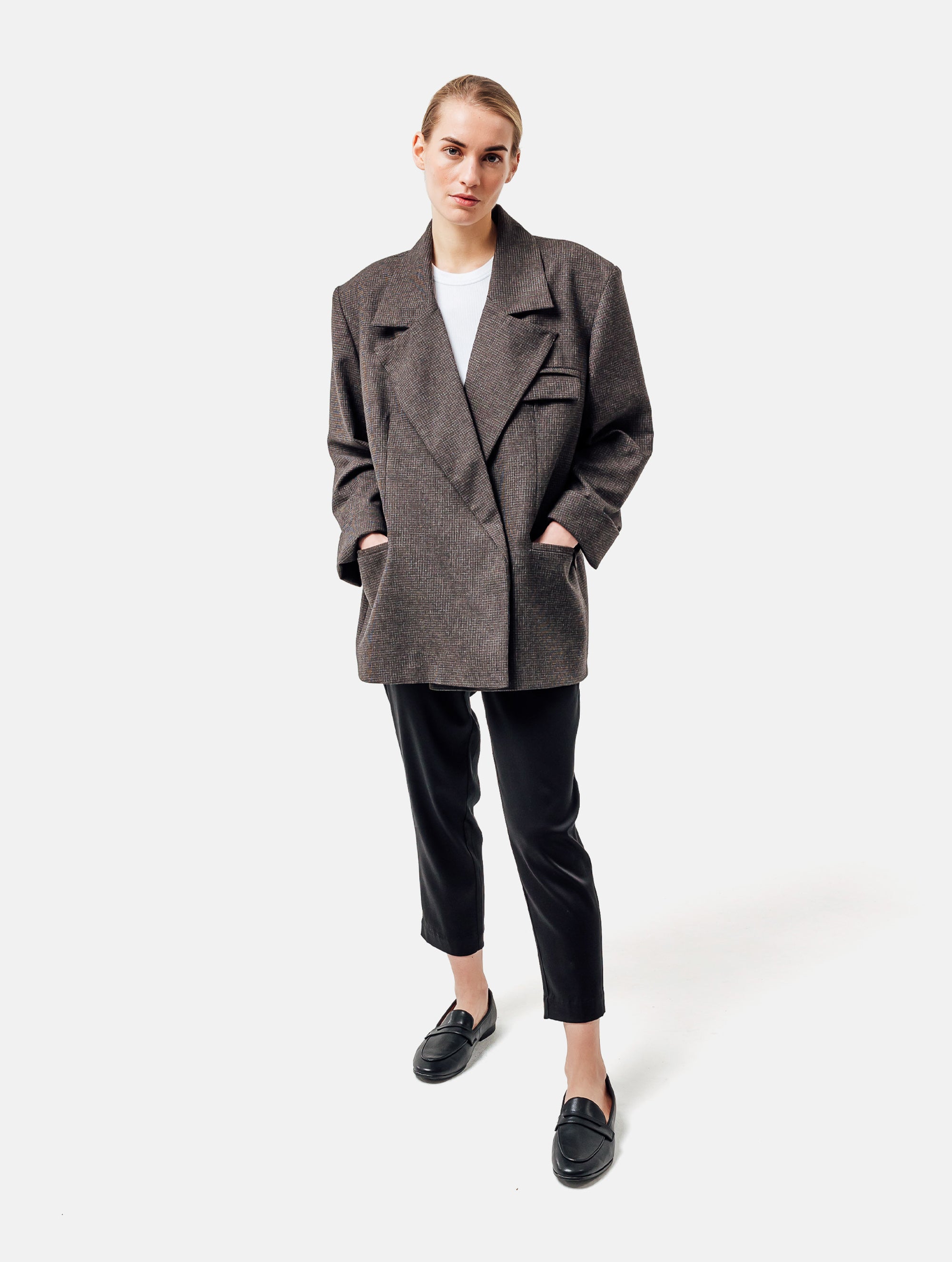 Oversize-Blazer mit breitem Revers, großen Schulterpolstern und überschnittenen Ärmeln sowie zwei Seitenschlitzen auf der Rückseite. Dieses Modell ist Teil unserer REBORN-Linie und steht für unsere "Zero-Waste-Politik", da mit Stoff aus Altbestand gefertigt.